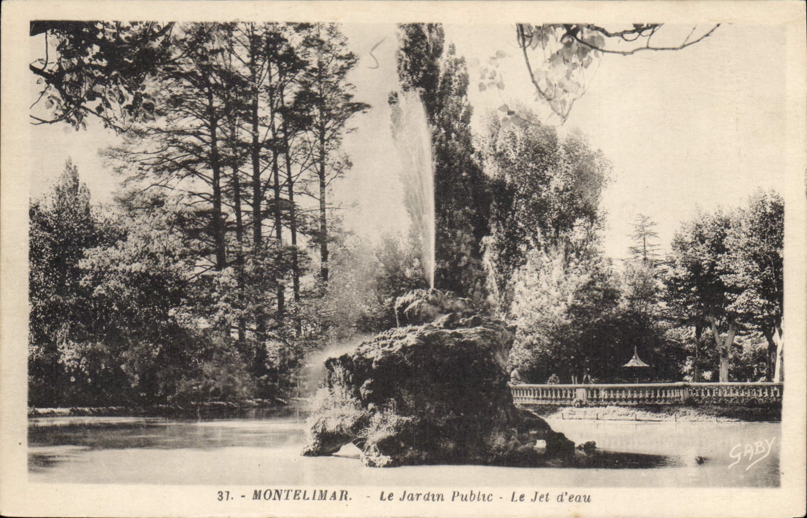 CPA Montelimar Le Jardin Public Le Jet d'eau 