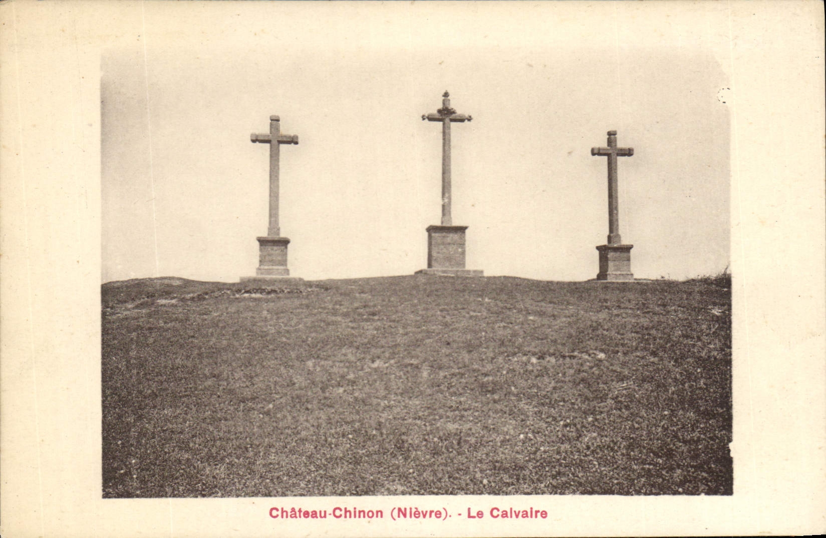 Château-Chinon (Nièvre) - Le Calvaire — trois croix sur un tertre