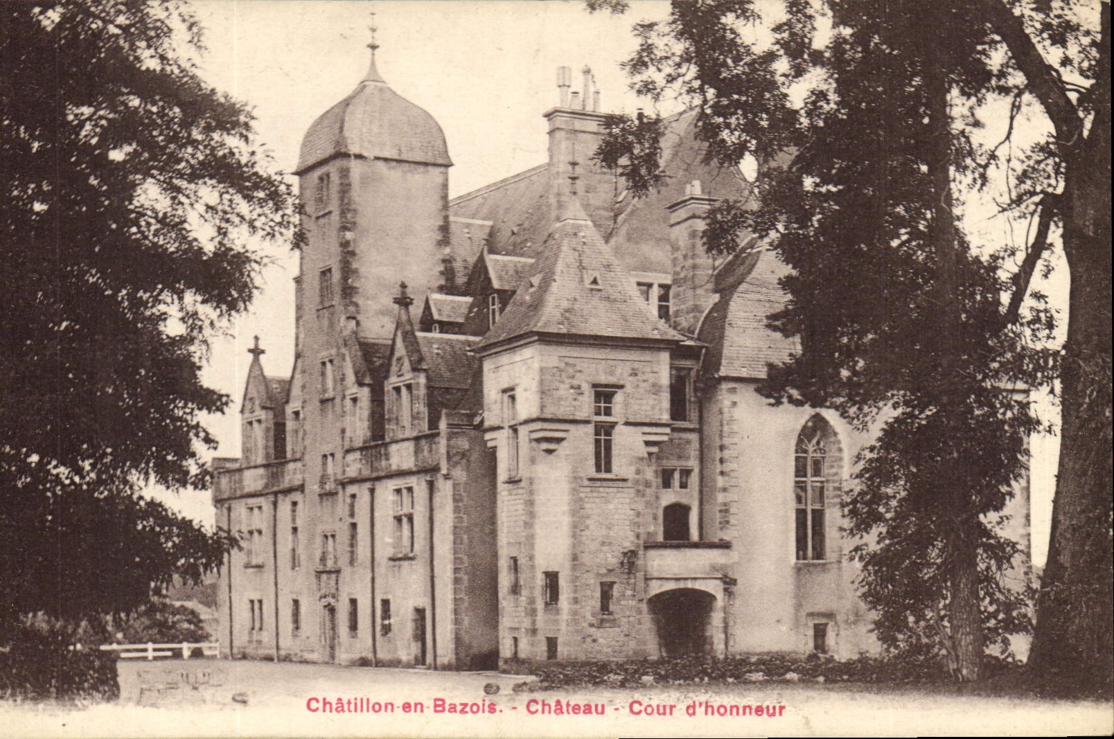 CPA Chatillon en Bazois Chateau Cour d'honneur 