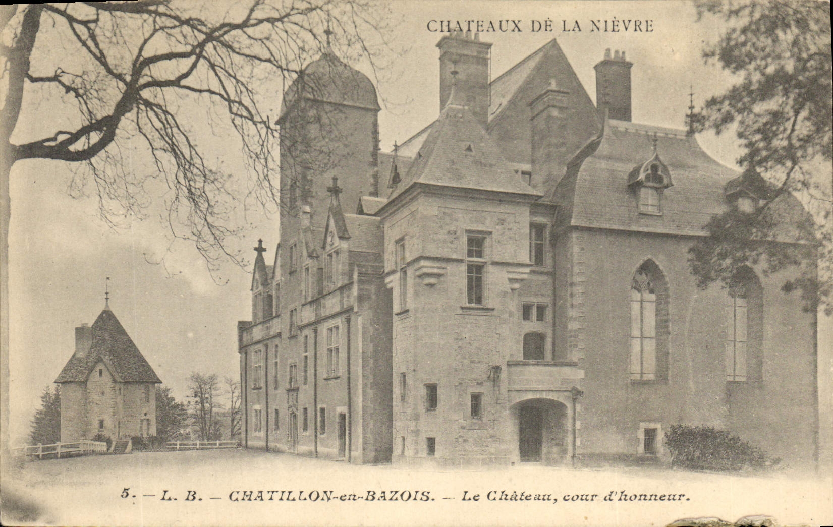 CPA Chateaux de la Nievre Chatillon en Bazois Le Chateau cour d'honneur 