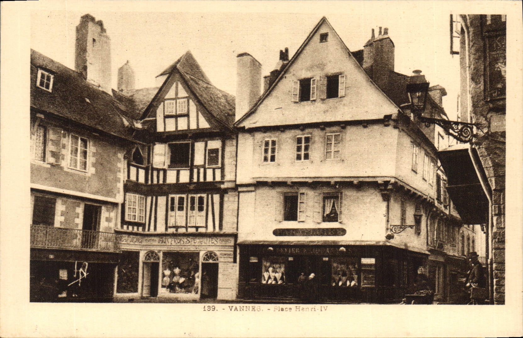 VANNES - Place Henri-IV — vue des bâtiments et commerces — éditeur Laurent-Nel, n° 139