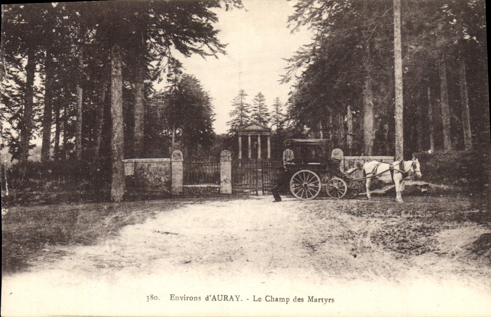 CPA Environs d'Auray Le Champ des Martyrs Caleche Cheval