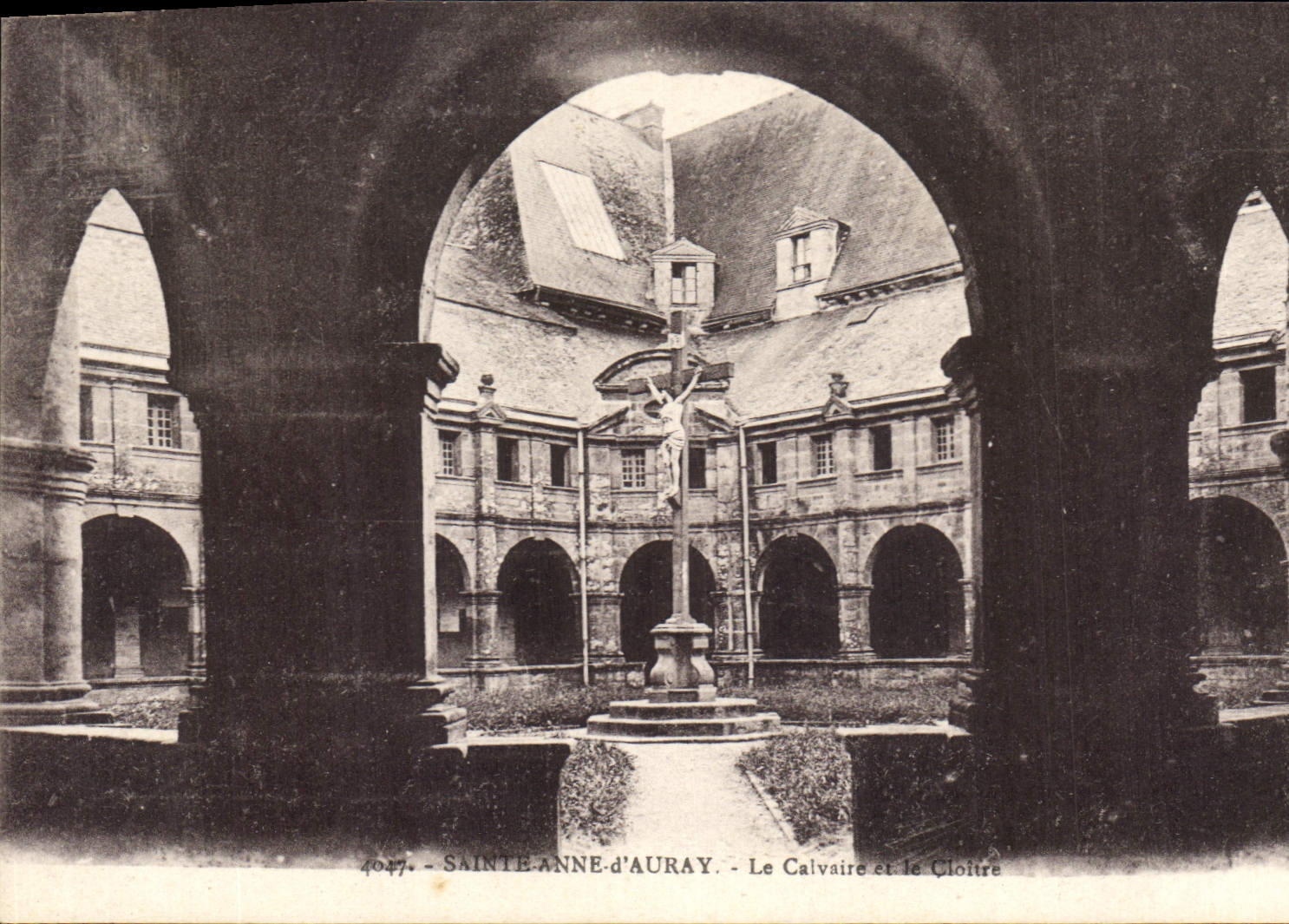 CPA Sainte Anne d'Auray Le Calvaire et le Cloitre 