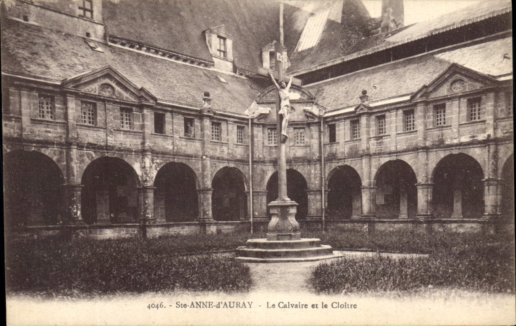 CPA Ste Anne d'Auray La Calvaire et le Cloitre 