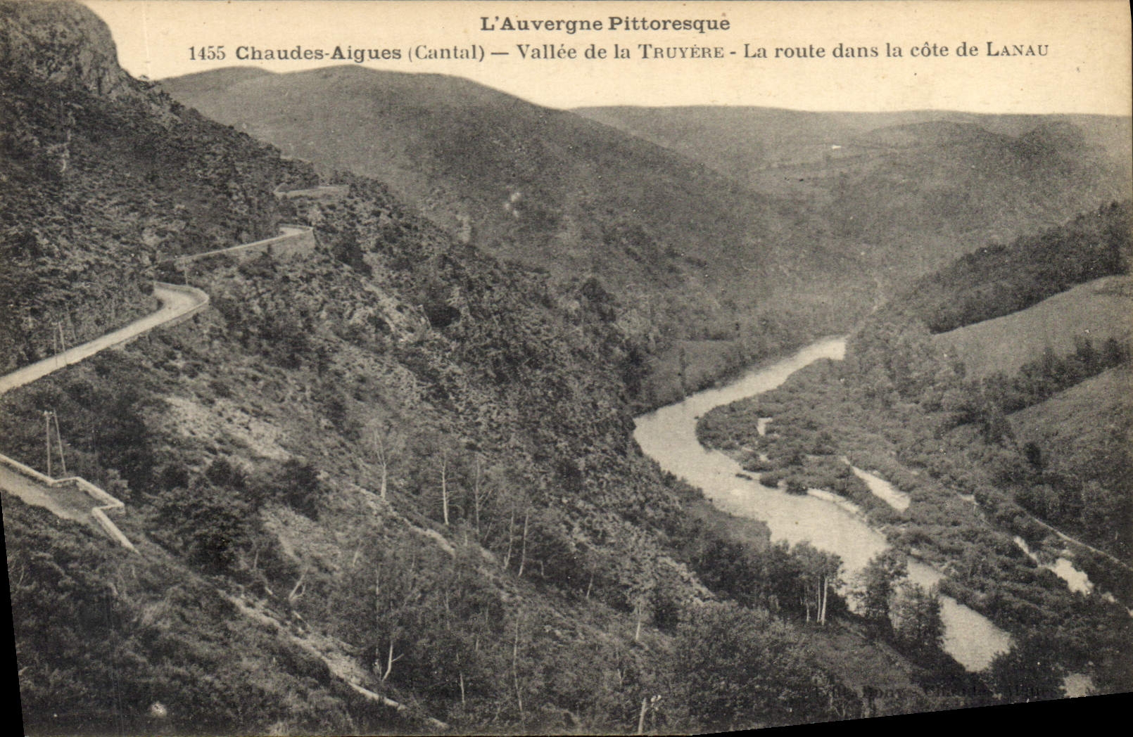 CPA L'Auvergne Pittoresque Chaudes Aigues Cantal Vallee de la Truyere La route dans la cote de Lanau