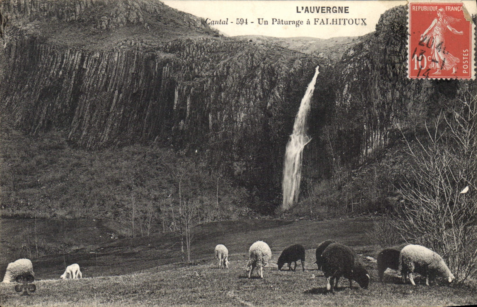 CPA L'Auvergne Cantal Un Paturage a Falhitoux Moutons