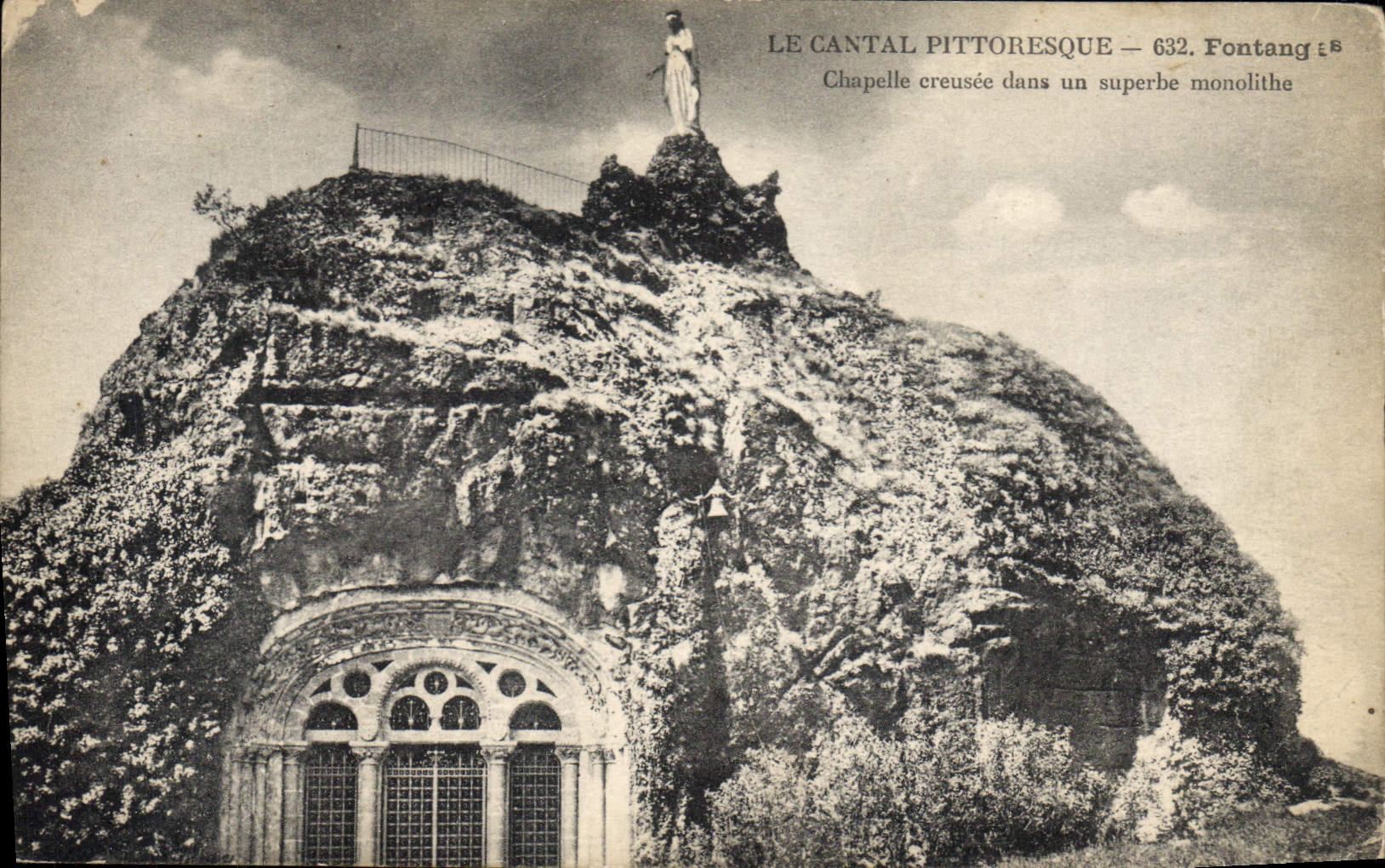 CPA Le Cantal Pittoresque Fontagne Chapelle creusee dans un superbe monolithe 