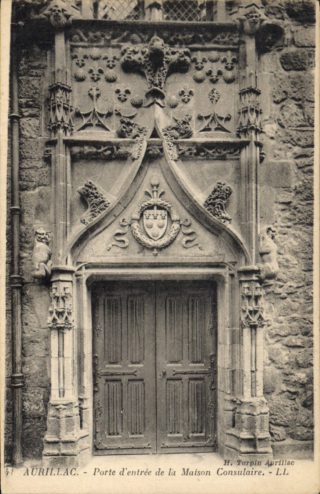 CPA Aurillac Porte d'entree de la Maison Consulaire Serpent