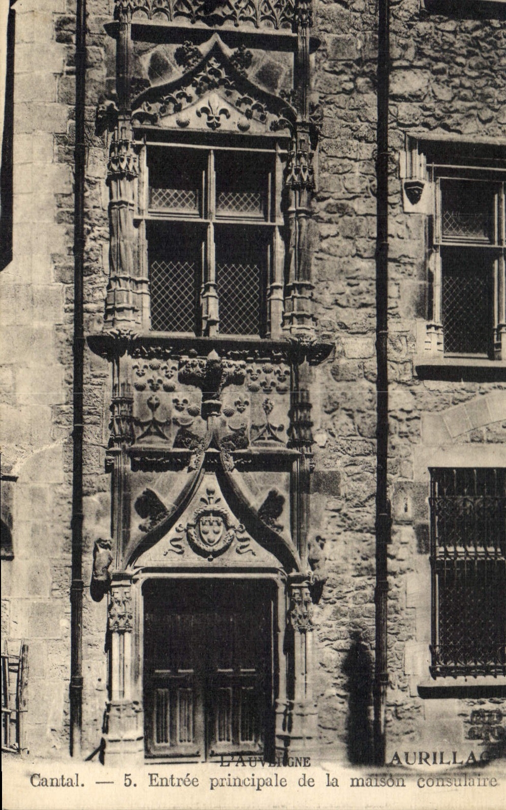 CPA l'Auvergne Cantal Entree principale de la maison consulaire Serpent