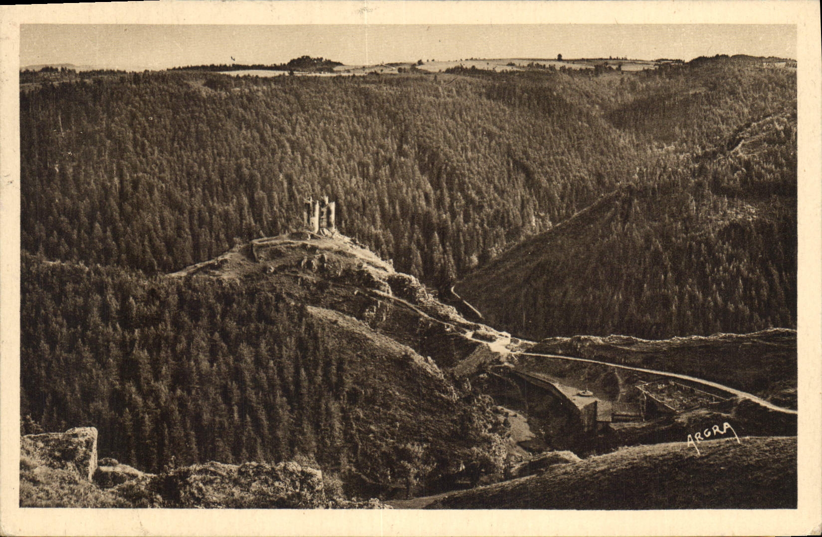 CPA Environs de Saint Flour Le Chateau d'Alleuze 