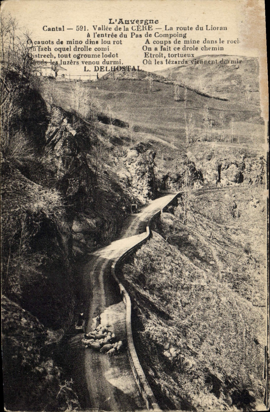 CPA l'Auvergne Cantal Vallee de la Cere La Route du Lioran a l'entree du Pas de Compoing 