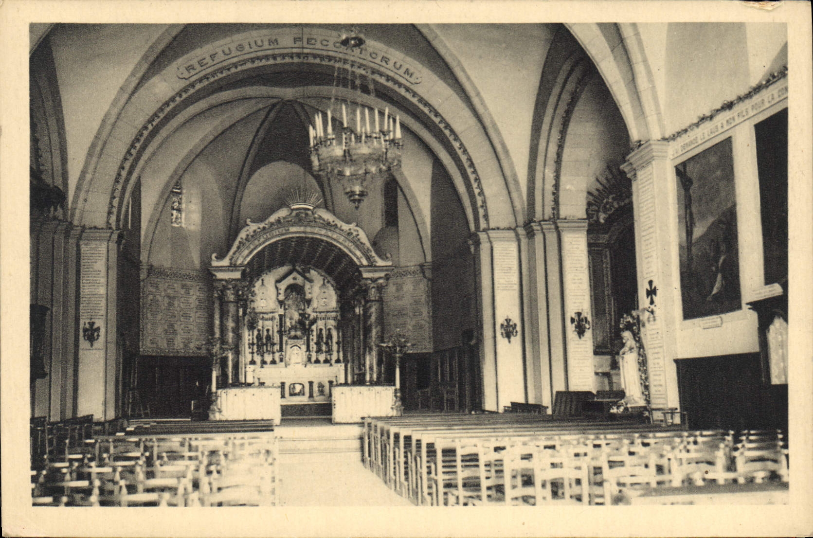 Intérieur de la basilique Notre-Dame-du-Laus — Hautes-Alpes — Propriété des Missionnaires