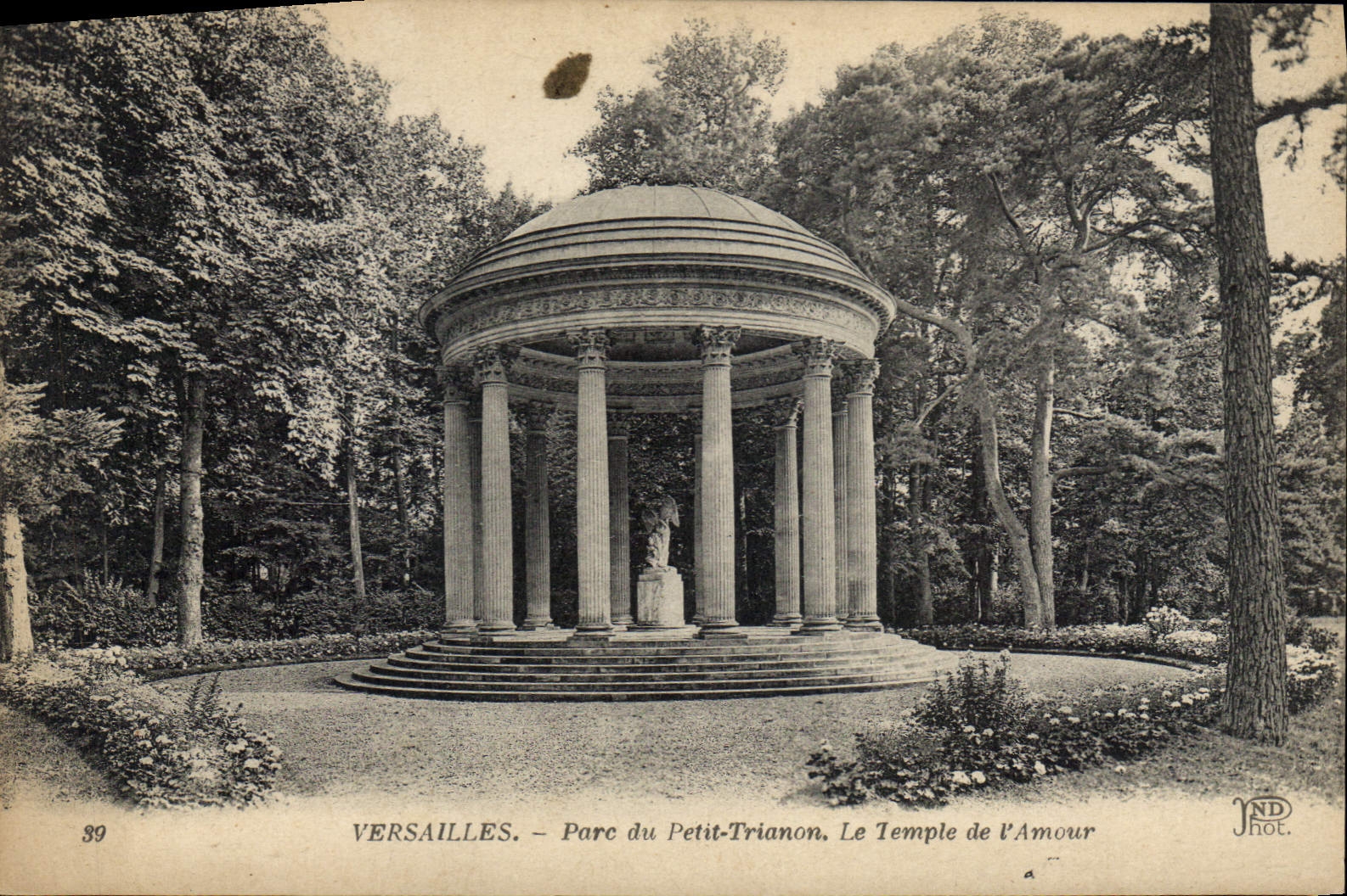 Versailles - Parc du Petit-Trianon. Le Temple de l'Amour — ND Phot.