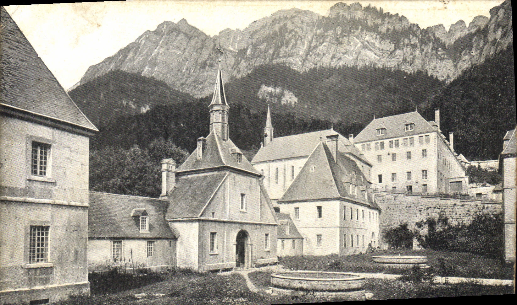 Abbaye de Gourdon — vue du cloître et des montagnes — éditeur inconnu