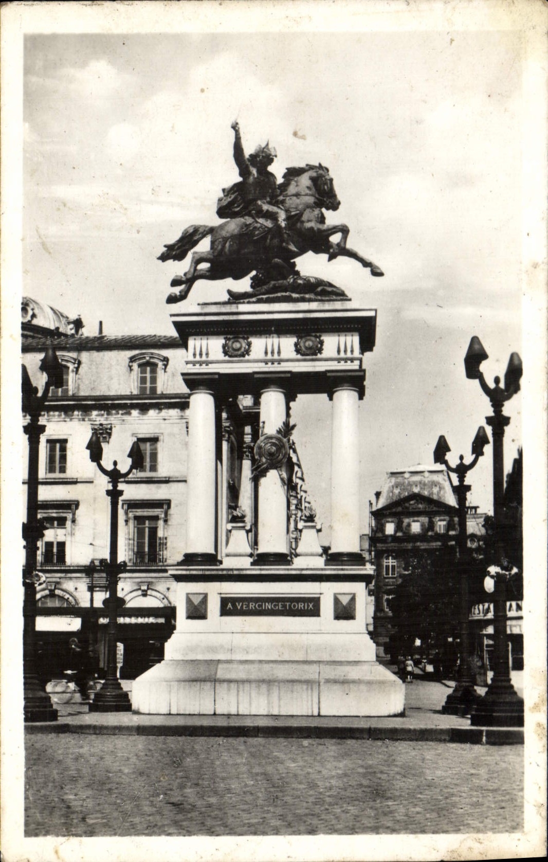 CPA Clermont Ferrand Puy de Dome Statue de Vercingefotix Bartholdi 