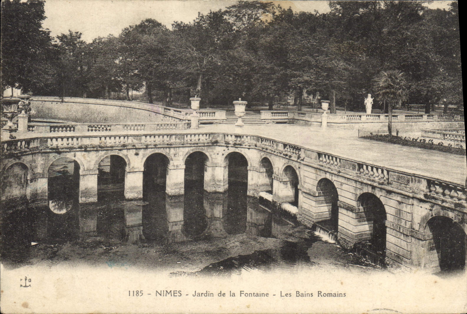 Nîmes - Jardin de la Fontaine - Les Bains Romains — Carte postale n°1185