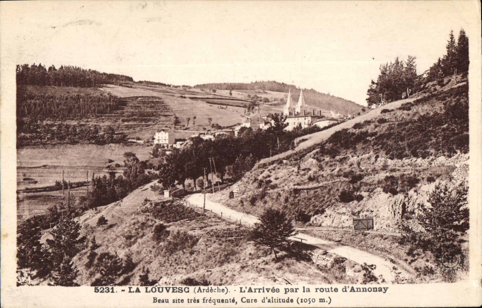 La Louvesc (Ardèche) — Arrivée par la route d'Annonay — Éditeur Foy, n° 5231
