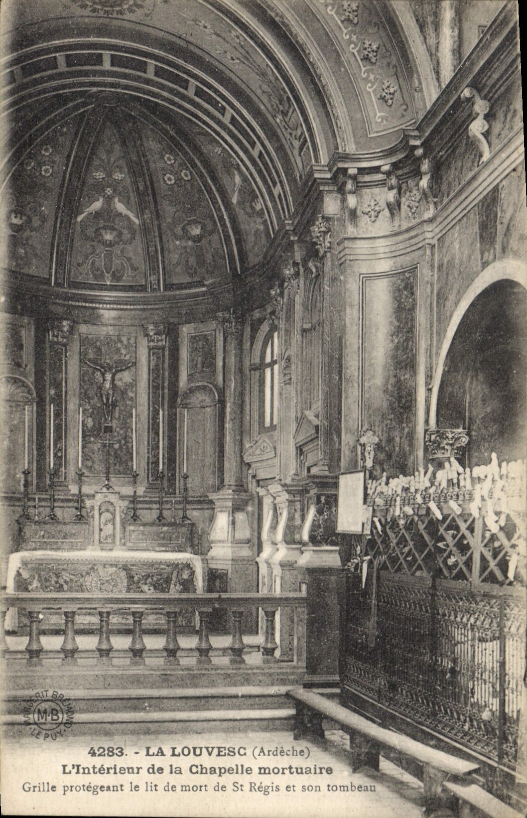 La Louvesc (Ardèche) — L'intérieur de la chapelle mortuaire avec le lit de mort de St Régis et son tombeau — Édition Le Puy