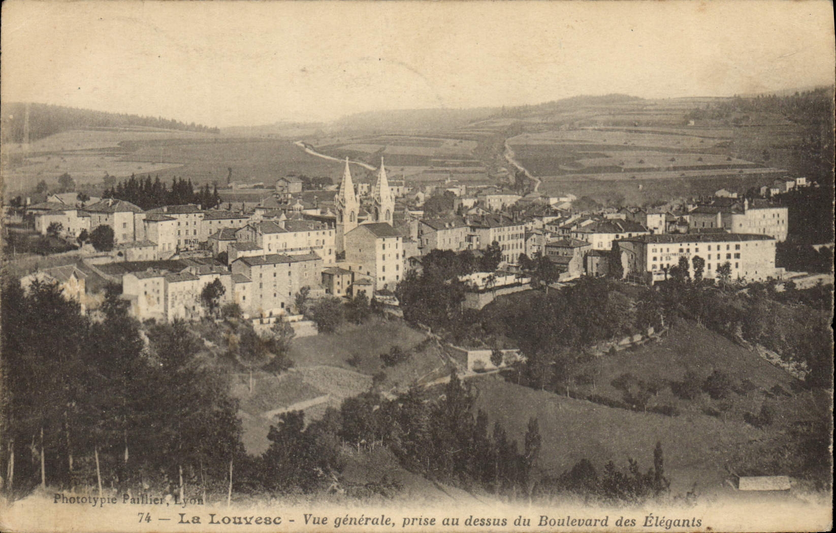 La Louvesc — Vue générale, prise au-dessus du Boulevard des Éléants — Phototypie Paillier, Lyon, n°74