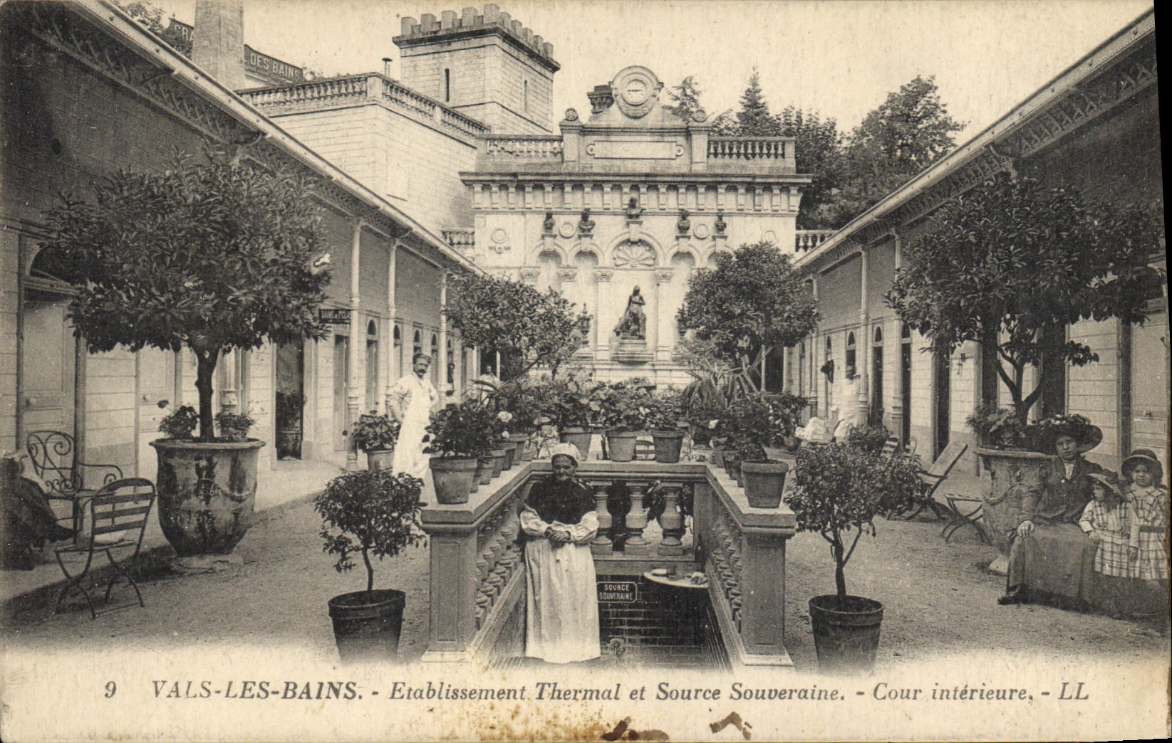 Vals-les-Bains — Établissement Thermal et Source Souveraine — Cour intérieure — LL