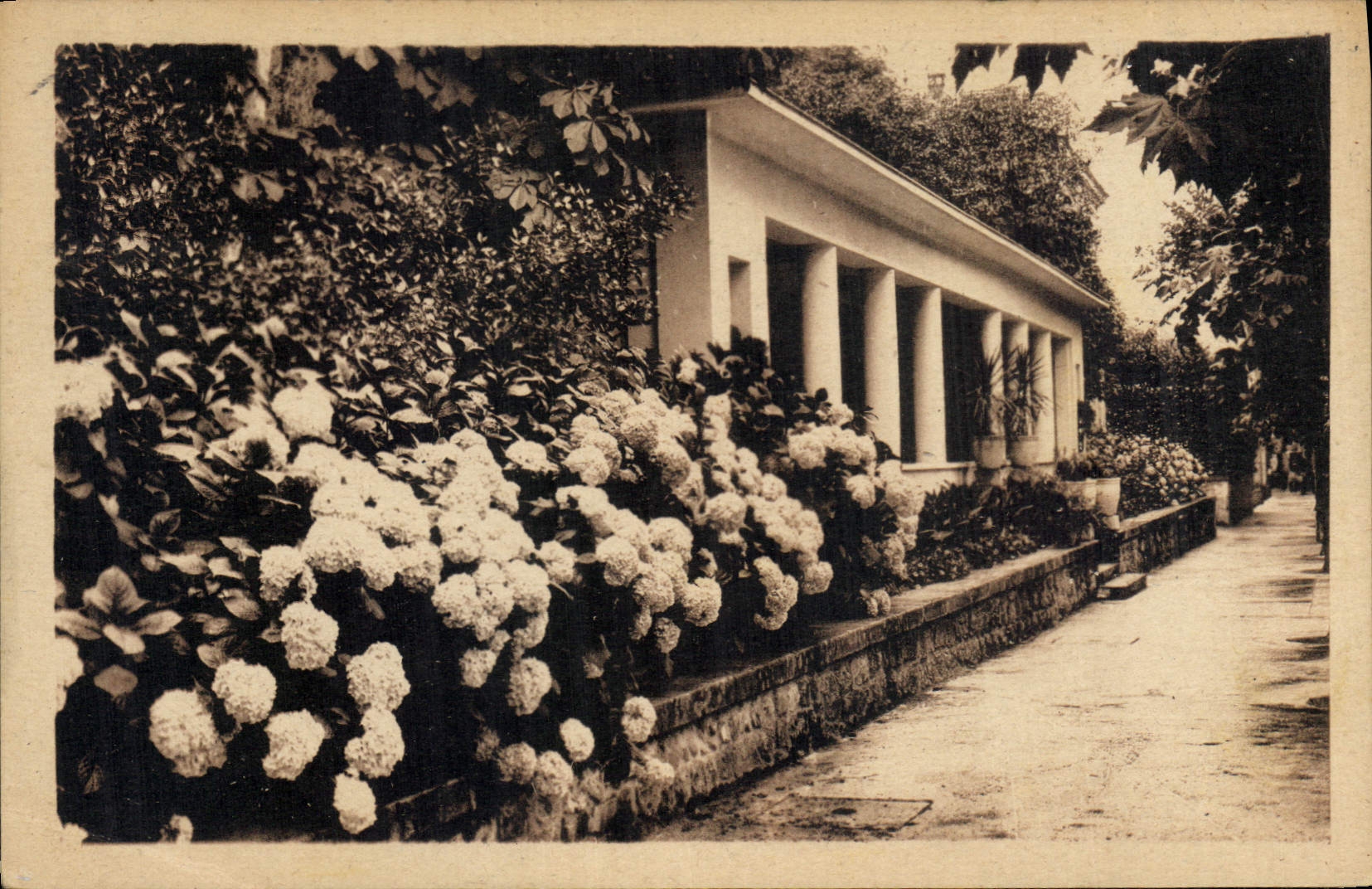 Valls-les-Bains — Coin de Jardin et l'Abri de la Source Saint-Jean — Ch. des Arts Photomécaniques, Paris