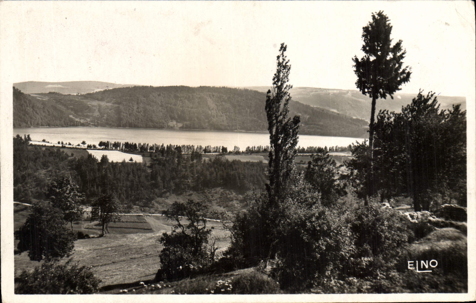 Lac d'Issarlès — vue générale prise de la Sage — éditeur Léon Marquet, Le Puy