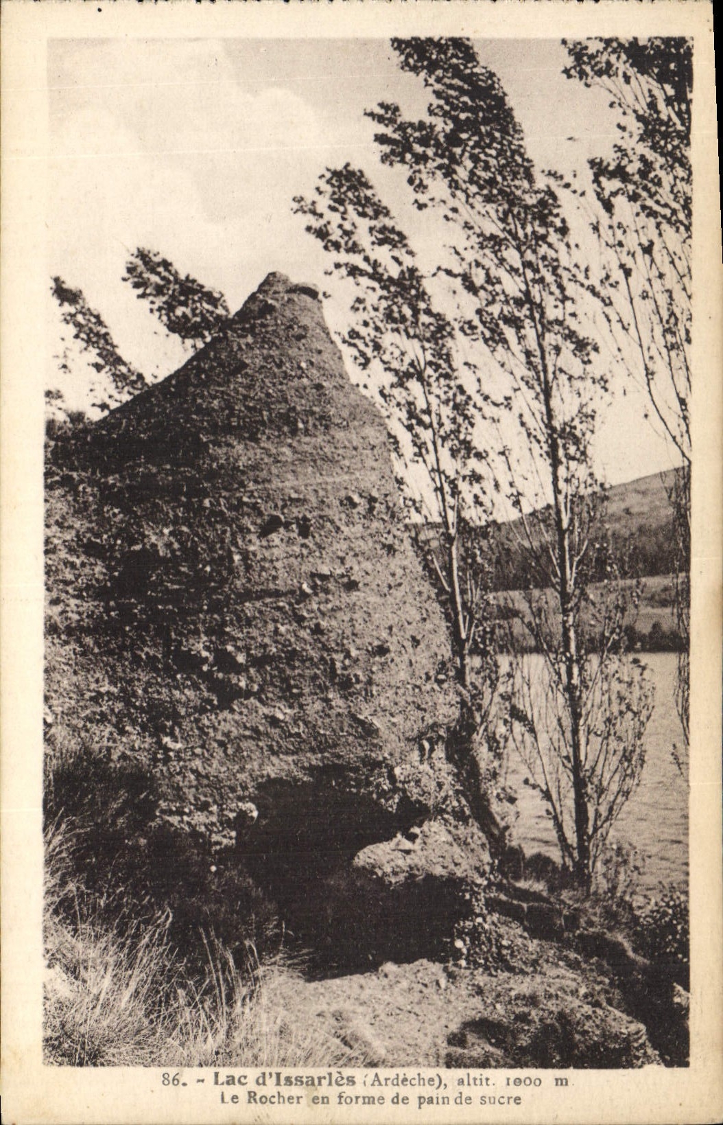 CPA Lac d'Issarles Ardeche Le Rocher en forme de pain de sucre 