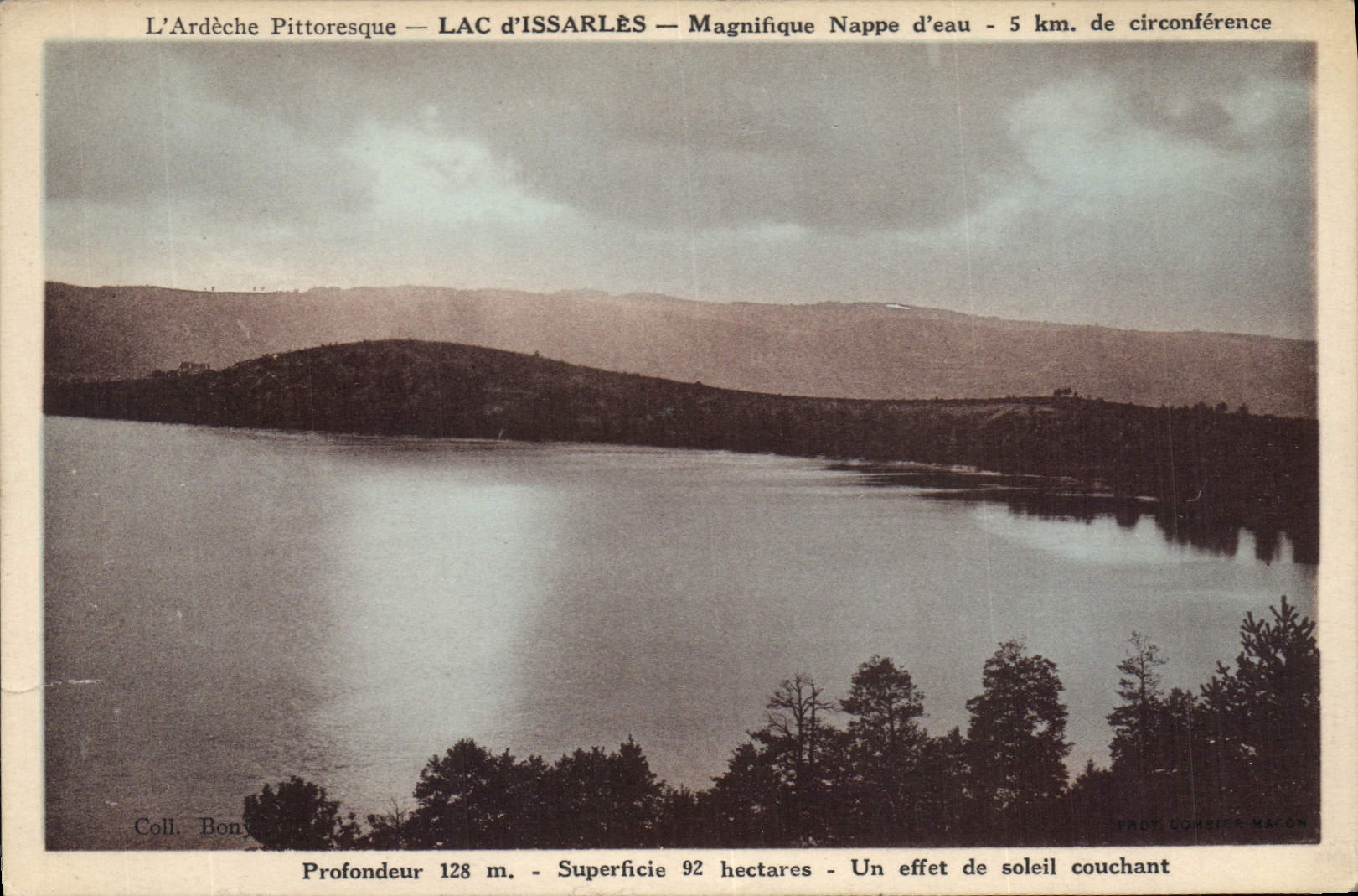 L'Ardèche Pittoresque — Lac d'Issarlès — Profondeur 128 m. — Superficie 92 hectares — Un effet de soleil couchant — Coll. Bonx — Éditeur : PROV. LOUMET MAÇON