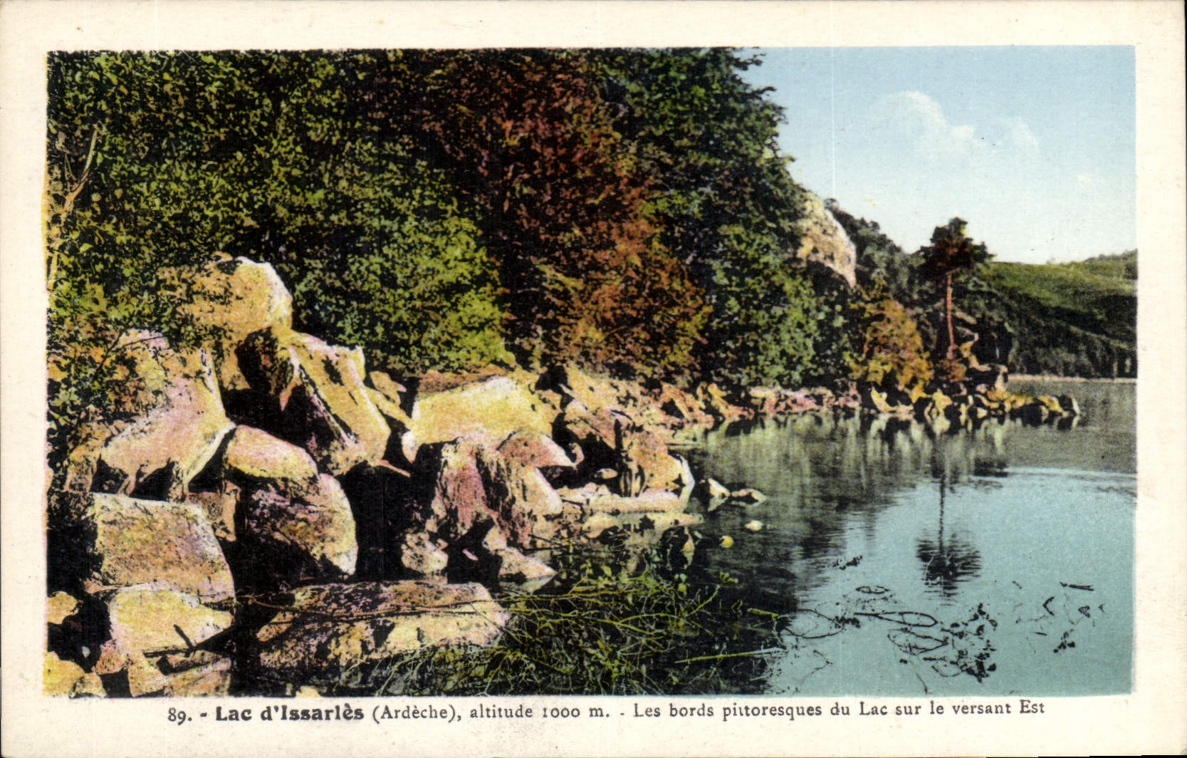 Lac d'Issarlès (Ardèche), altitude 1000 m. — Les bords pittoresques du Lac sur le versant Est — Éditions artistiques Haend-Centard