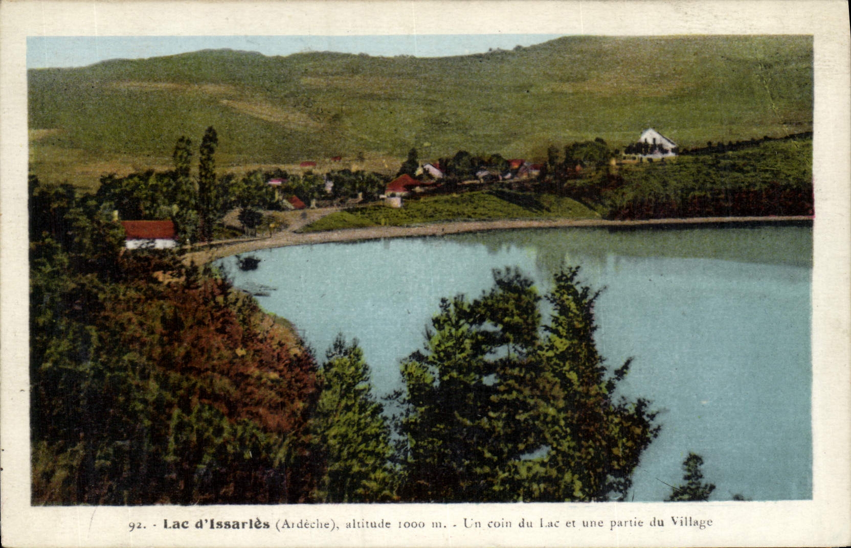 Lac d'Issarlès (Ardèche) — altitude 1000 m — Un coin du Lac et une partie du Village — Éditions artistiques Floond (n°92)