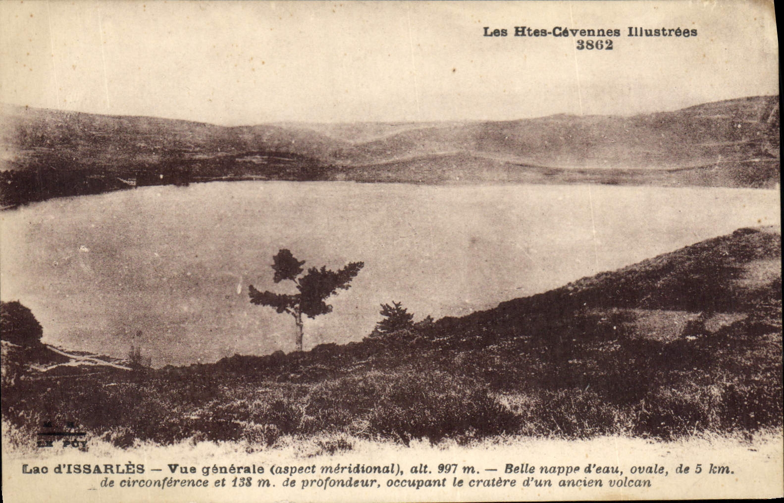 Lac d'Issarlès — Vue générale (aspect méridional), alt. 997 m. — Belle nappe d'eau, ovale, de 5 km. de circonférence et 138 m. de profondeur, occupant le cratère d'un ancien volcan — Les Htes-Cévennes Illustrées 3862