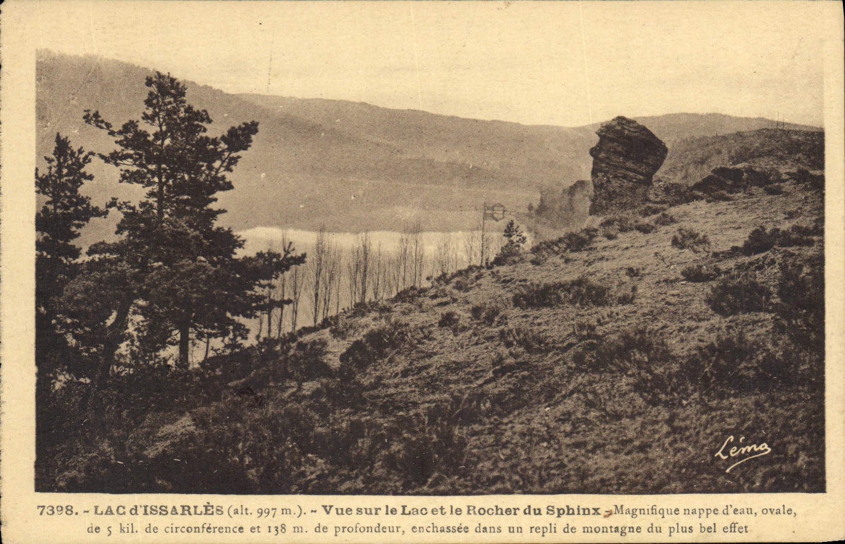Lac d'Issarlès (alt. 997 m.) — Vue sur le lac et le Rocher du Sphinx — Léma