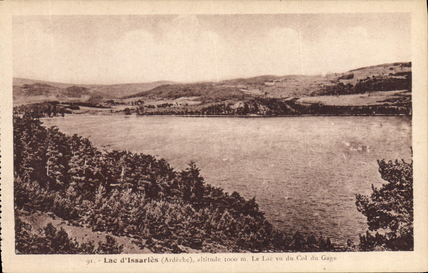 Lac d'Issarlès (Ardèche) — altitude 1000 m. Vue du Col du Gage — Éditions artistiques H. Pianon