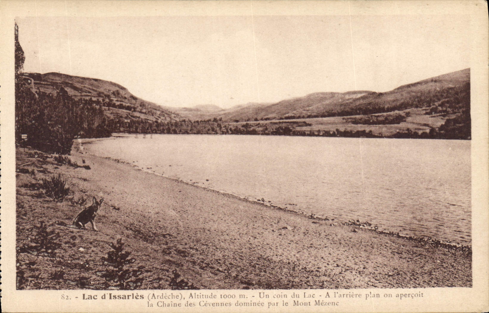 See Issarlès (Ardèche) — Höhe 1000 m — Ansicht des Sees, dominiert vom Mont Mézenc