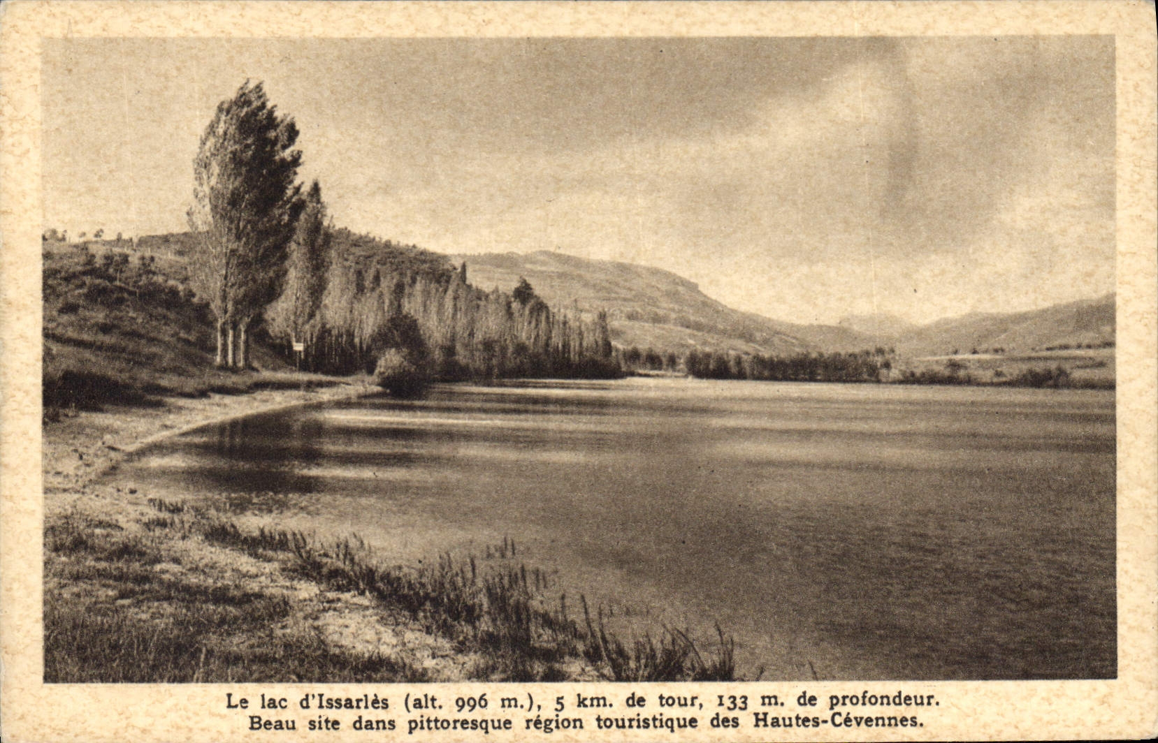 Lac d'Issarlès — altitude 996 m, 5 km de tour, 133 m de profondeur — Éditions d'Art A. Roché, Saint-Agrève