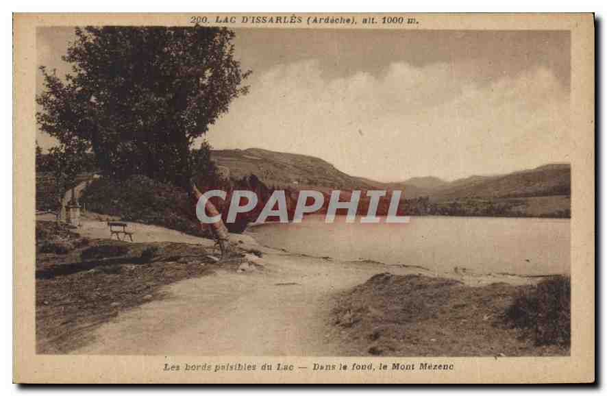 Lac d'Issarlès (Ardèche) — Les bords paisibles du Lac — Dans le fond, le Mont Mézenc — Édition artistique Haond, Ardèche