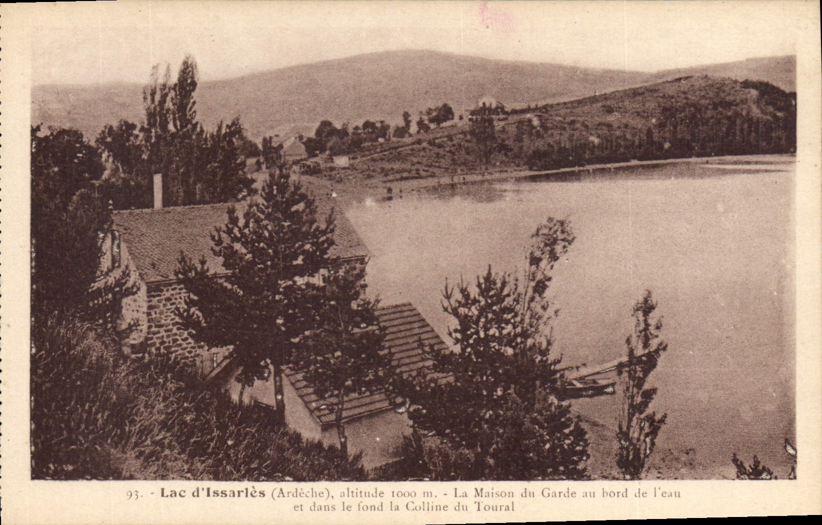 Lac d'Issarlès (Ardèche), altitude 1000 m. — La Maison du Garde au bord de l'eau et dans le fond la Colline du Toural