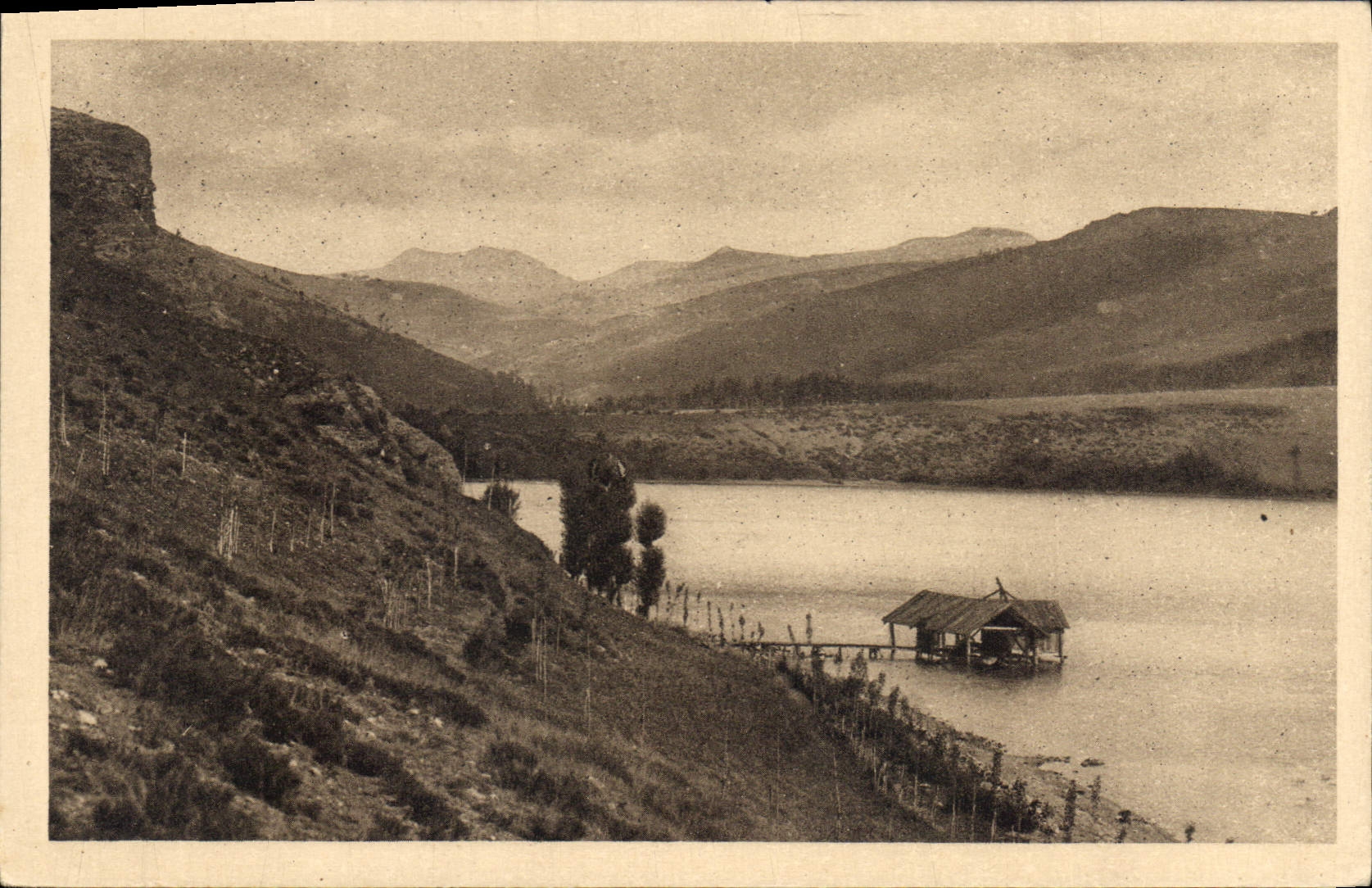 Le Lac d'Issarlès et le Puy de Mézenc — La Région des Cévennes — Éditions de luxe Margerit-Bremond