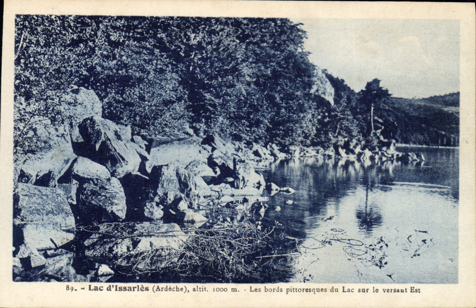 Lac d'Issarlès (Ardèche) — Les bords pittoresques du lac sur le versant Est — Éditions artistiques Hama-Collarès