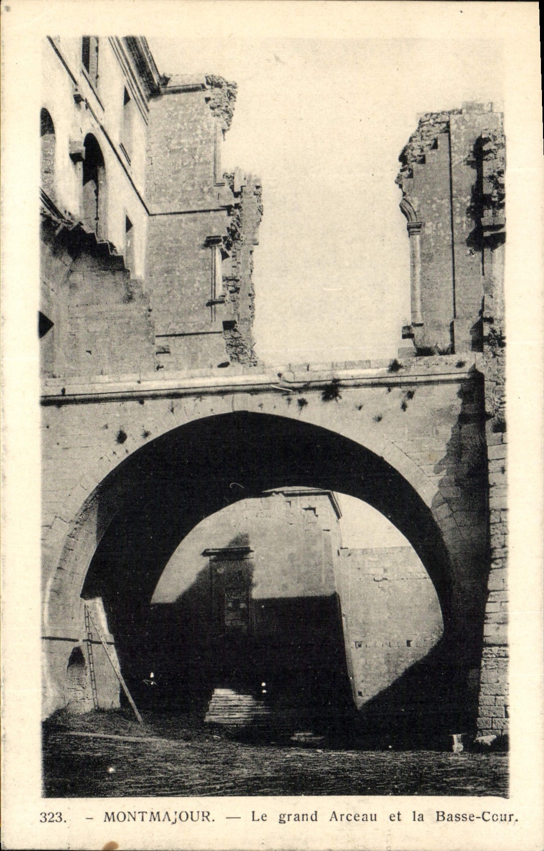 Montmajour — Der Große Bogen und der Unterhof — Photo Goerze, Arles, n°323