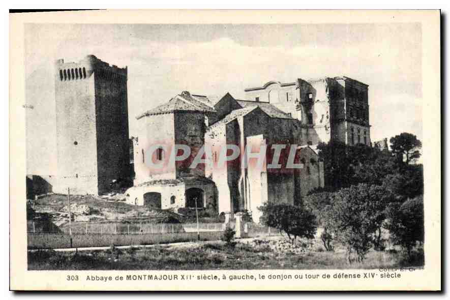 CPA Abbaye de Montmajour XII siecle a gauche le donjon ou tour de defense XIV siecle 