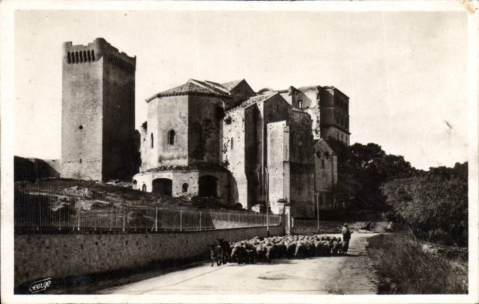 Montmajour — Abbaye du XIIe siècle — Photo GEORGE