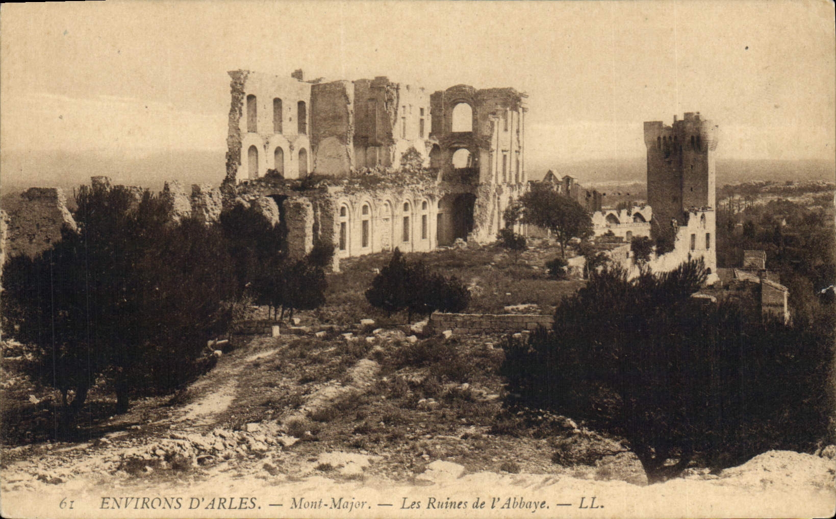 CPA Environs d'Arles Mont Major les Ruines de l'Abbaye 