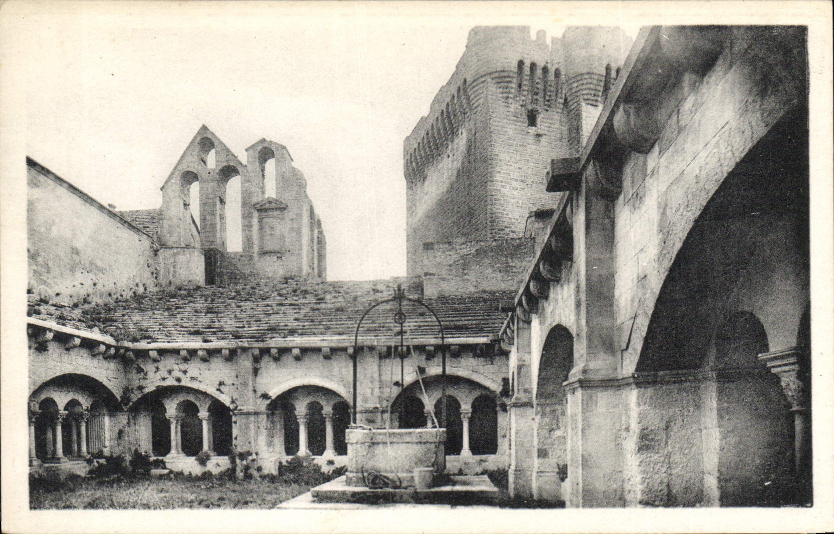 Montmajour — Cour du Cloître et Tour — Photo Glézer, Arles
