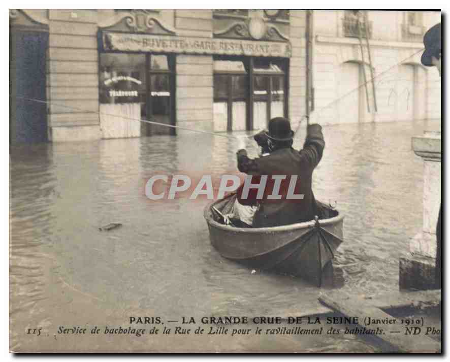 CPA Paris la Grande Crue de la Seine Janvier 1910 Service de Bachotage de la Rue de Lille pour le ra