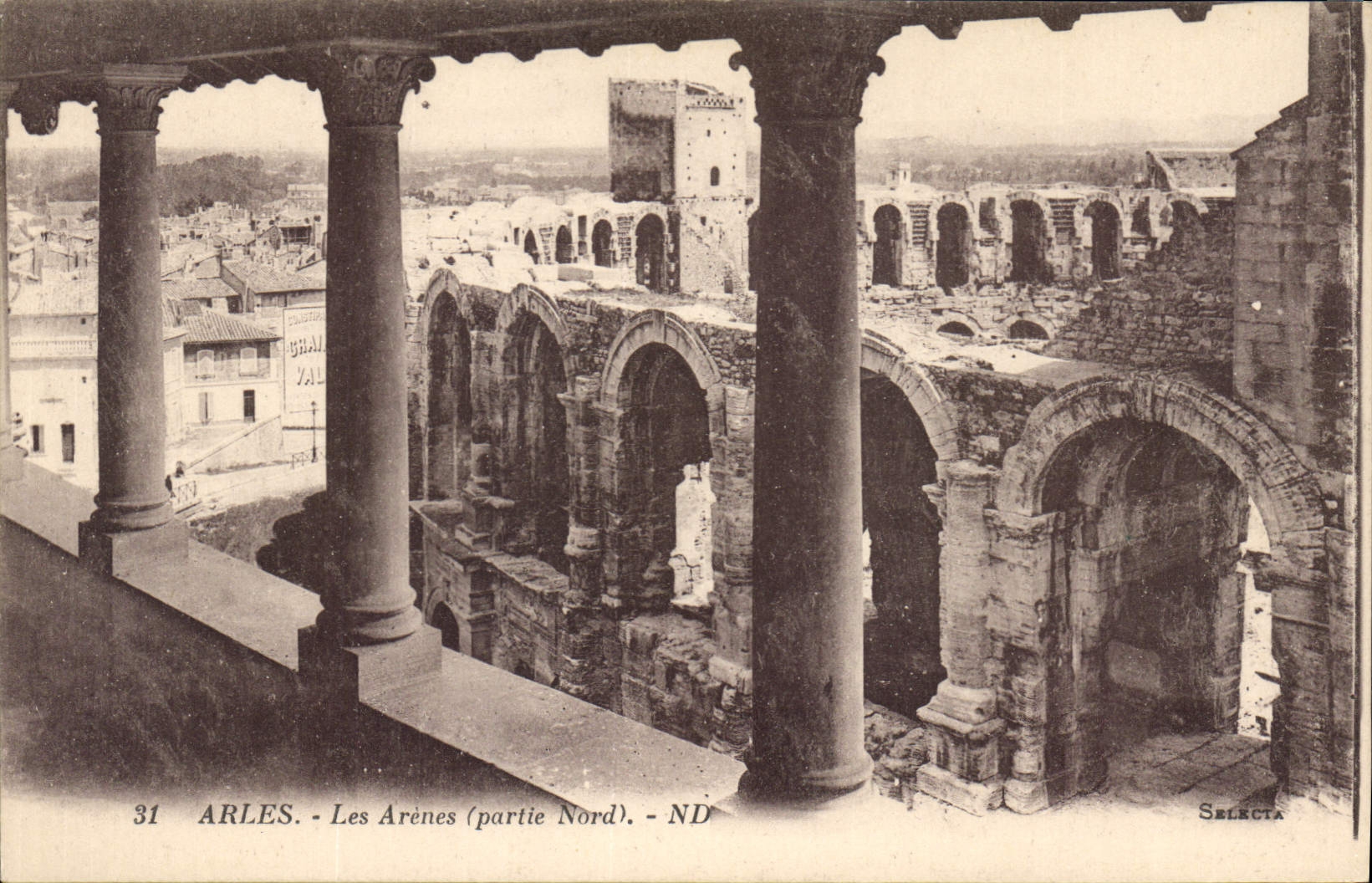 Arles - Les Arènes (partie Nord) — vue depuis un balcon avec colonnes — éditeur Selecta, n° 31