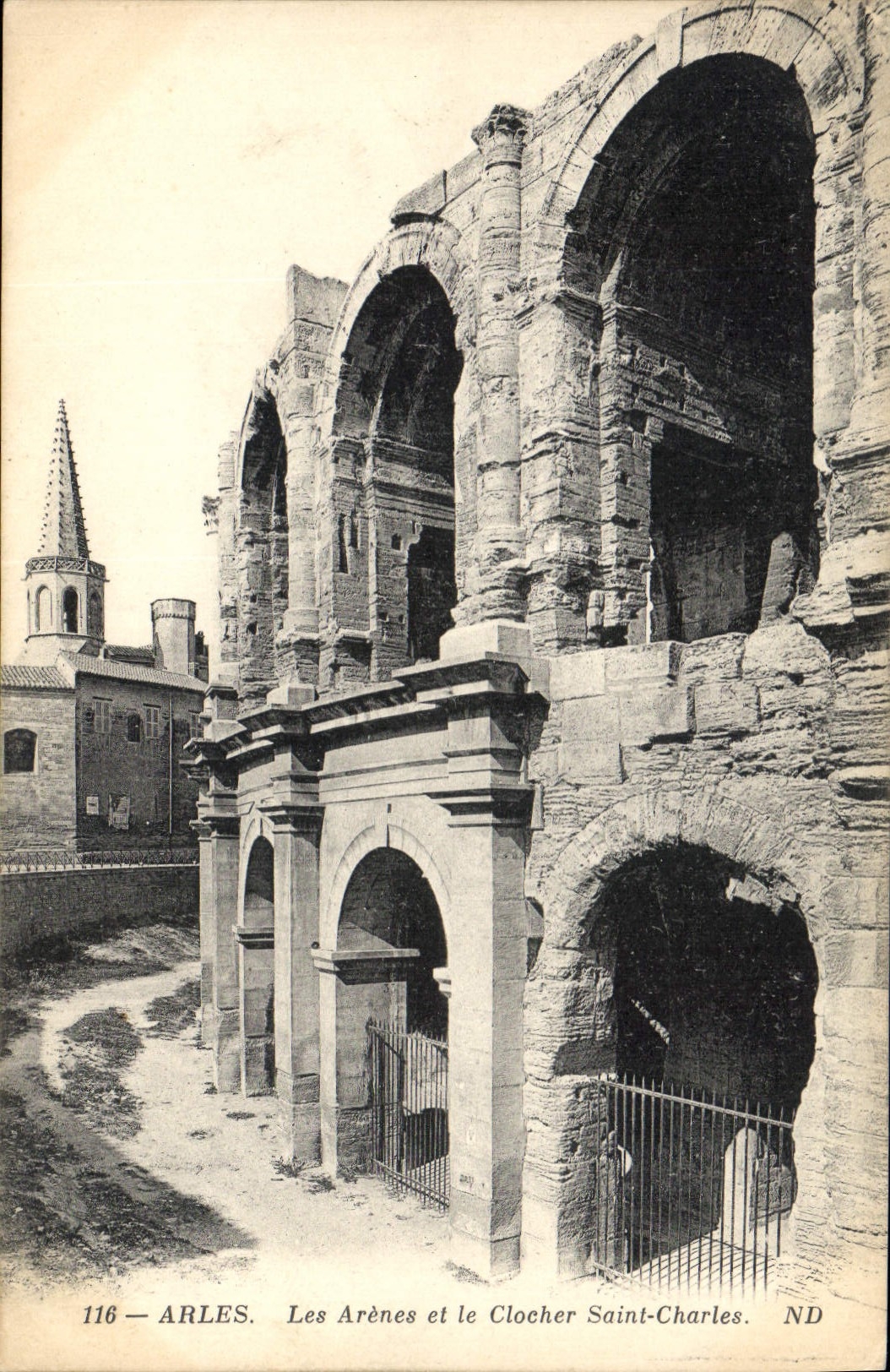 Arles — Les Arènes et le Clocher Saint-Charles — ND