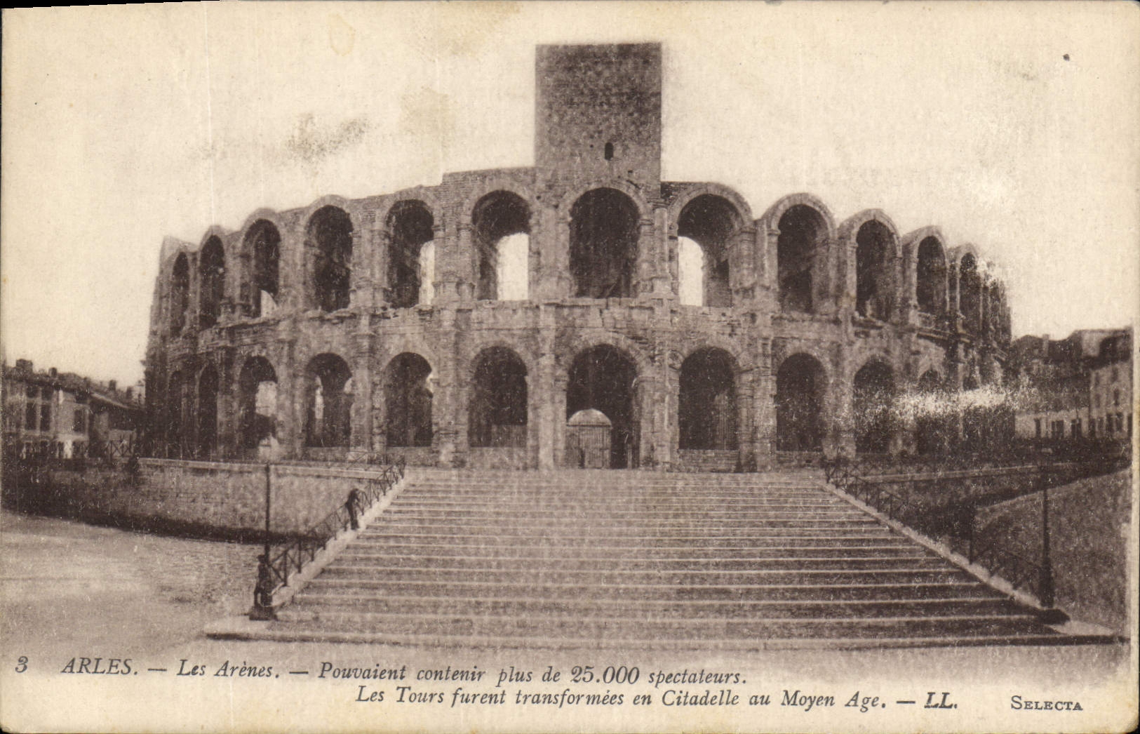 CPA Arles les Arenes les Tours furent transformes en Citadelle au Moyen Age 