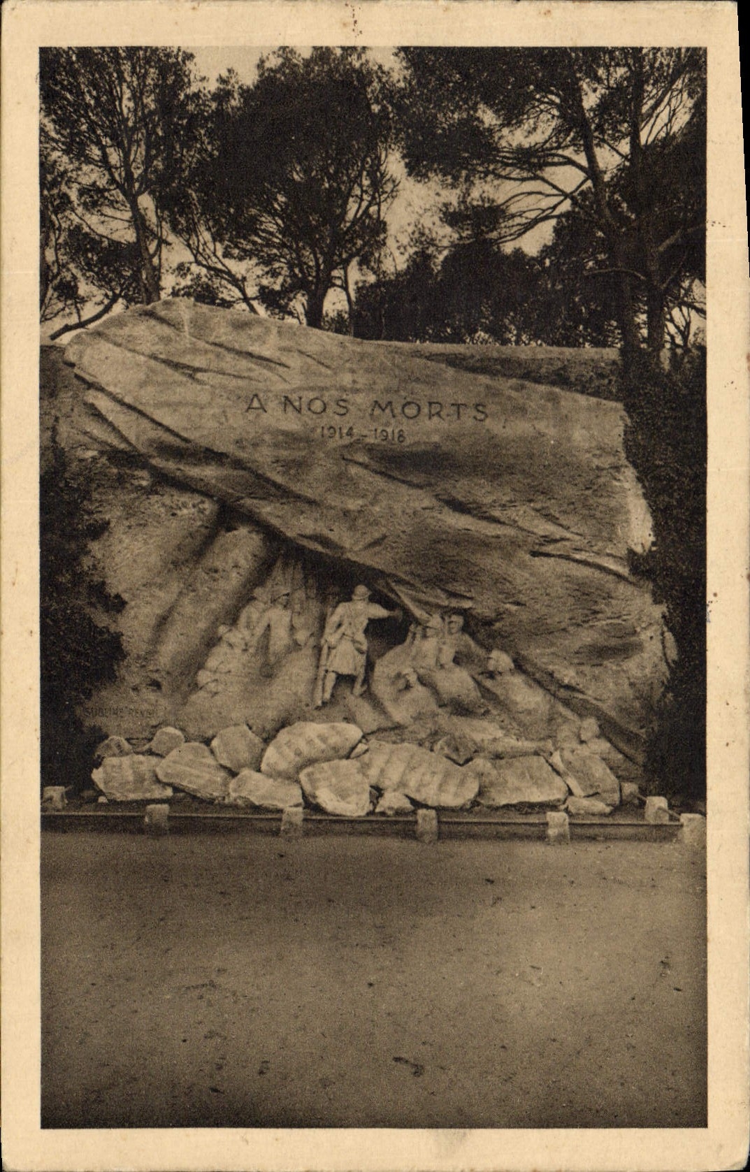 CPA Salon de Provence Monument aux Morts Ceuvre de M E Piron 