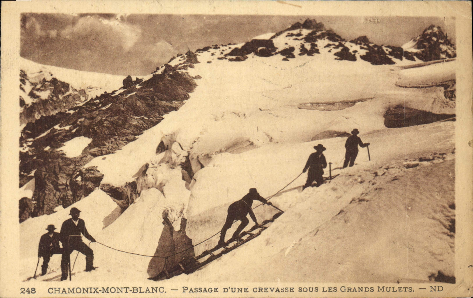 CPA Chamonix Mont Blanc Passage d'Une Crevasse sous les Grands Mulets Alpinisme